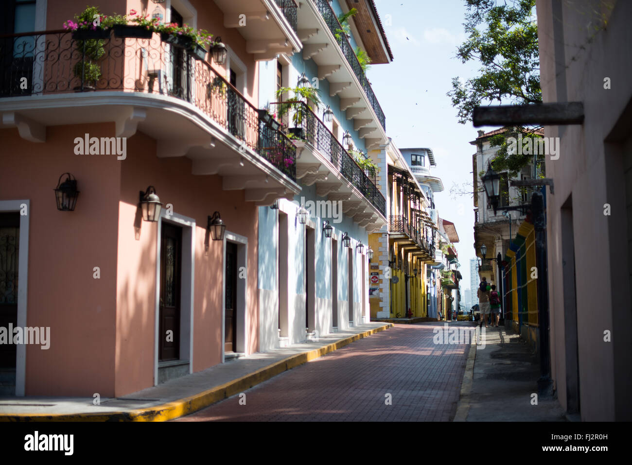 La ville de Panama, Panama--bâtiments et l'architecture coloniale espagnole dans les rues de la ville historique de San Felipe (Casco Viejo) District de la ville de Panama, Panama. La région a été fondée au 17ème siècle après une ancienne partie de la ville de Panama, Panama Viejo, a été attaqué et détruit. Casco Viejo jouit maintenant d'une protection en tant que site du patrimoine mondial de l'UNESCO qui impose des règles strictes sur la construction des rénovations sont effectuées. Banque D'Images