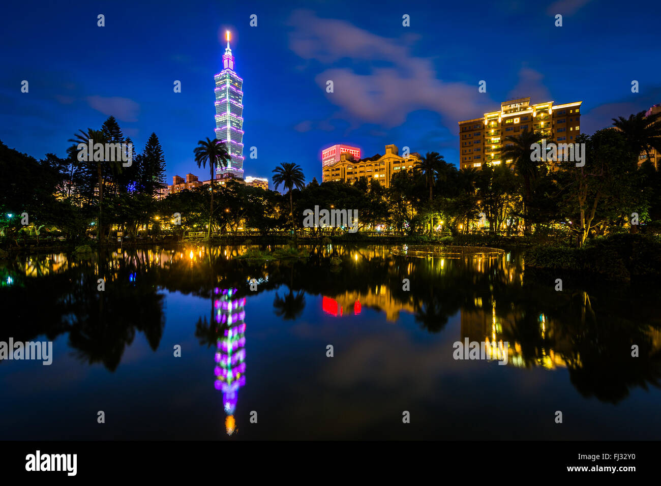 Taipei 101 et un lac à Zhongshan Park la nuit, en Xinyi, Taipei, Taiwan Banque D'Images