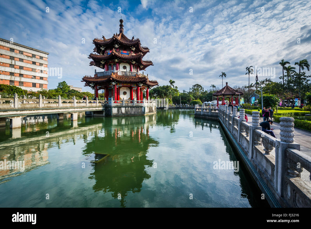 Pagoda et étang à 2/28 de la paix, à Taipei, Taiwan. Banque D'Images