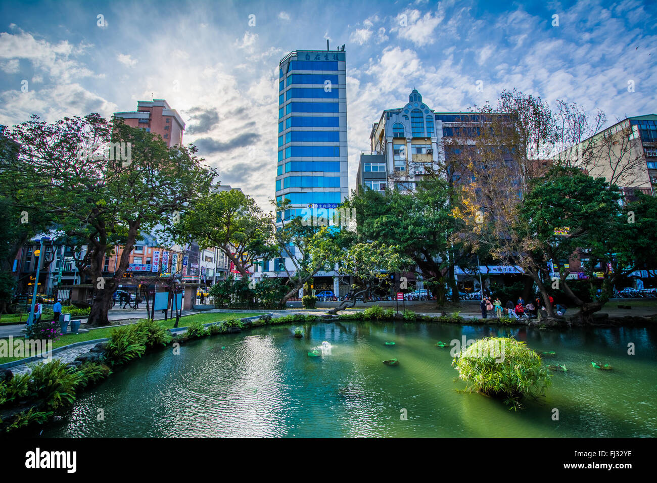 Des bâtiments modernes et un étang à 2/28 de la paix, à Taipei, Taiwan. Banque D'Images