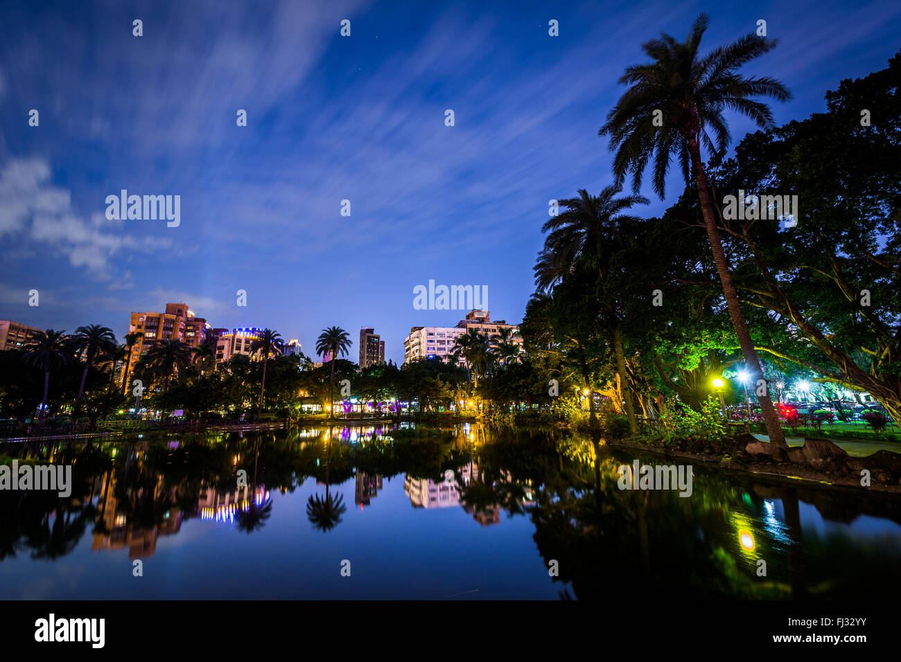 Un lac à Zhongshan Park la nuit, en Xinyi, Taipei, Taiwan Banque D'Images