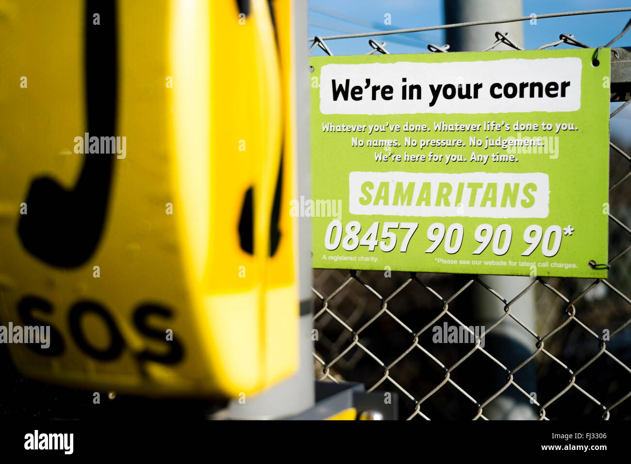 La prévention du suicide par l'intermédiaire de Samaritains signe et téléphone au passage à niveau sans pilote, raide, Hampshire, Angleterre, Royaume-Uni Banque D'Images