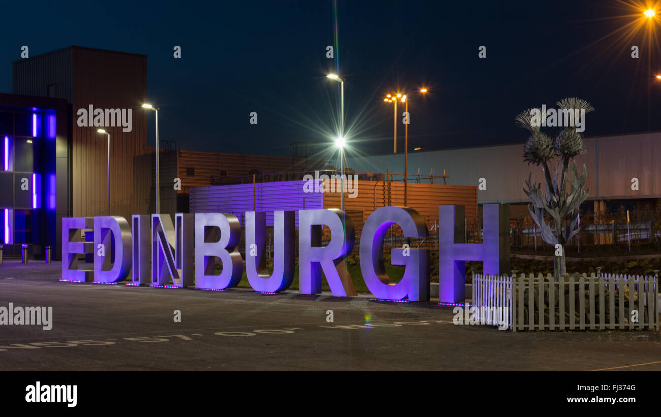 L'aéroport d'Edinburgh - Edinburgh illuminé et signe à l'extérieur de l'aéroport d'Édimbourg à chardons nuit Banque D'Images