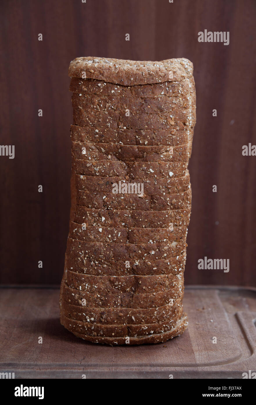 Une pile de pain complet sur une surface en bois Banque D'Images