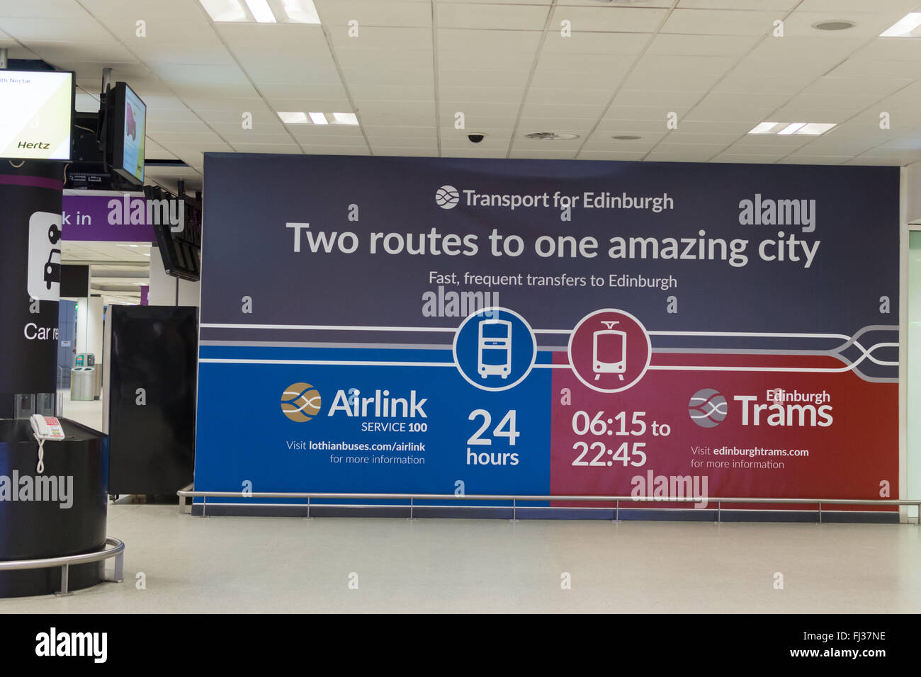 L'aéroport d'édimbourg sign advertising en transports en commun au centre-ville d'Édimbourg - Edinburgh Tramways et Airlink Banque D'Images