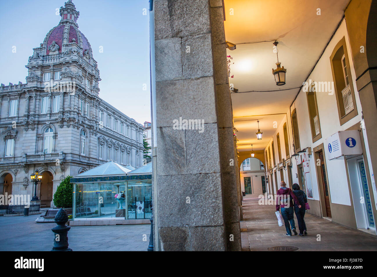 Plaza de Maria Pita, à gauche l'hôtel de ville, ville de La Corogne, Galice, Espagne Banque D'Images