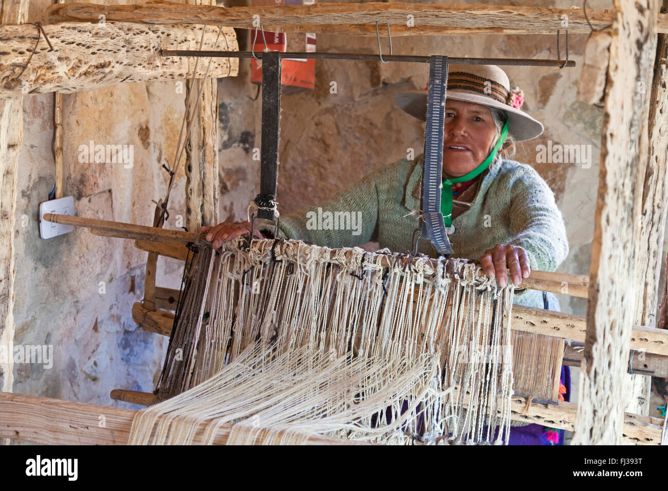 Femme indienne à un tissage tisser traditionnel fabriqué à partir de bois de cactus, l'Argentine Banque D'Images