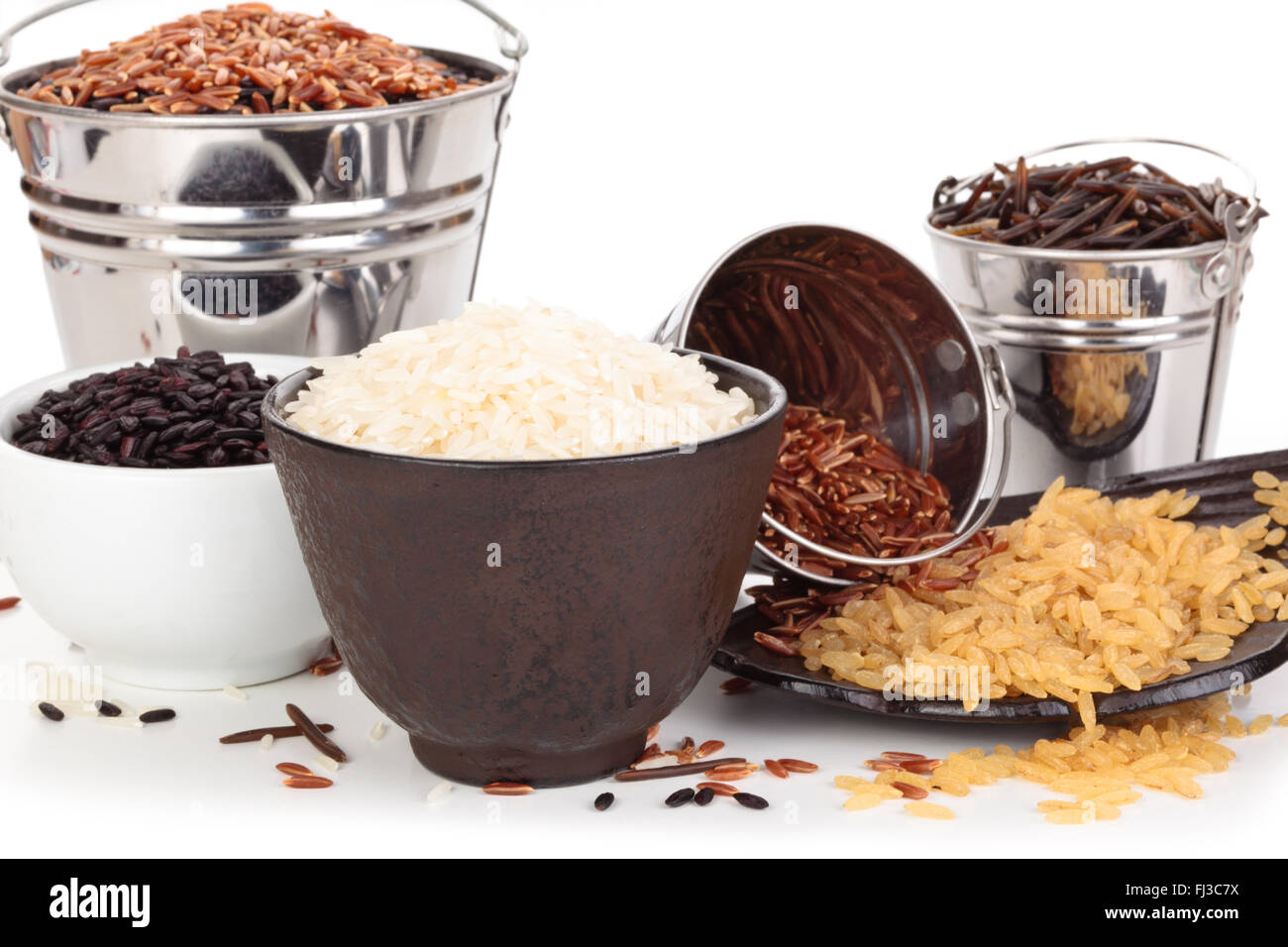 Différents types de riz dans des seaux et pots Photo Stock - Alamy