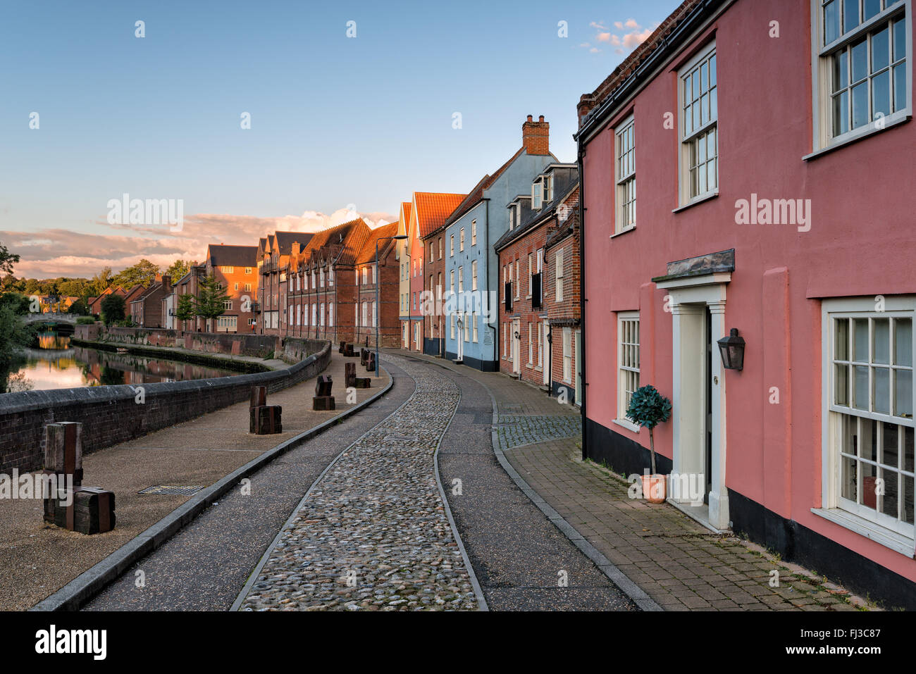 Crépuscule sur une rue pavée le long de la rivière wensum à Norwich en norfollk Banque D'Images