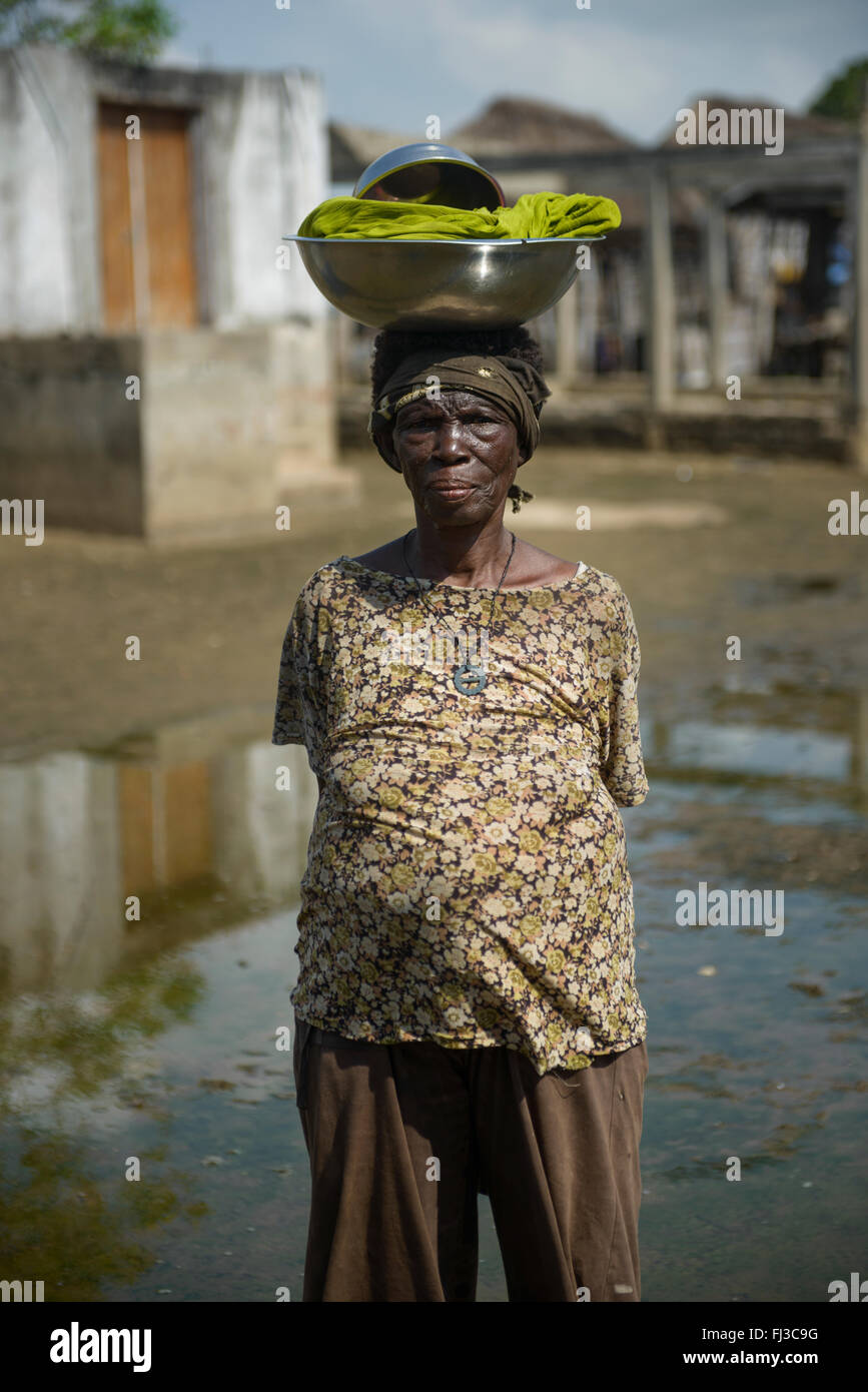 Vieille Femme de Ganvié, Bénin, Afrique Banque D'Images