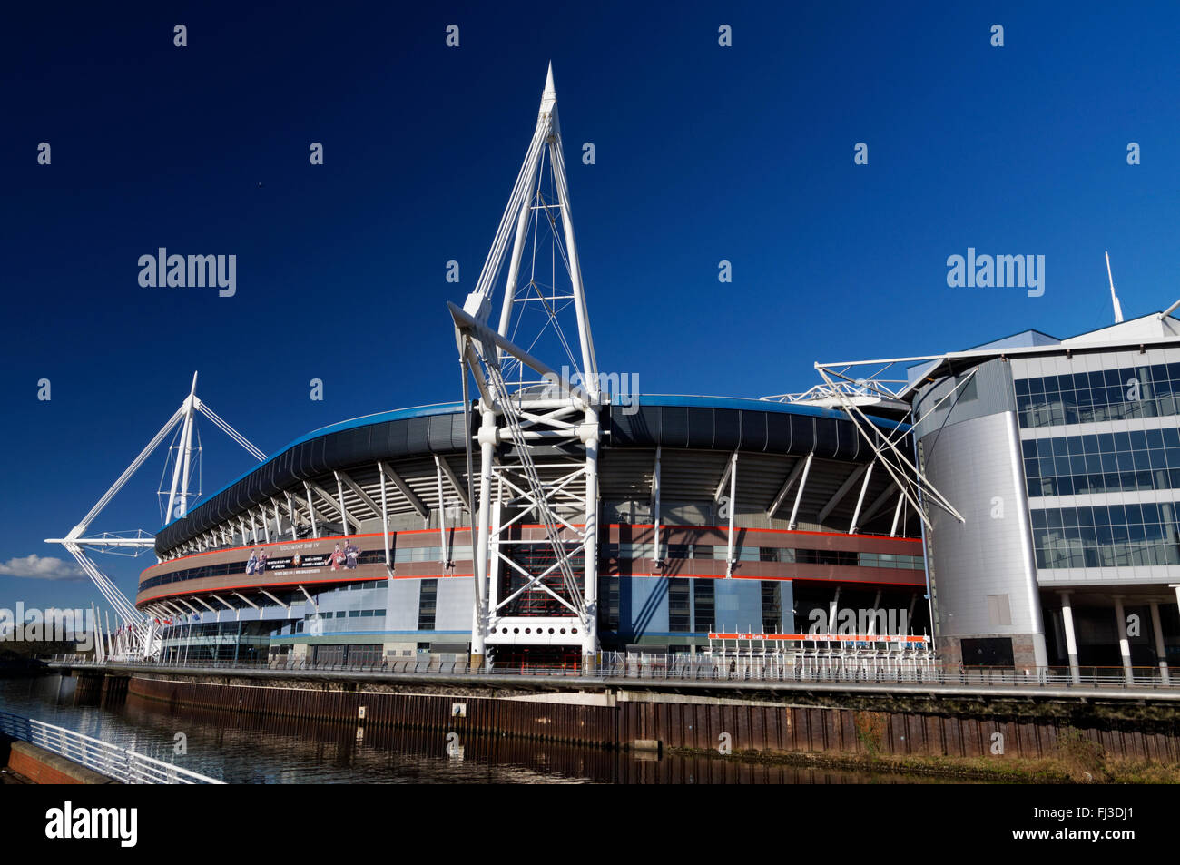 Millennium Stadium et de la rivière Taff, Cardiff, Pays de Galles. Banque D'Images