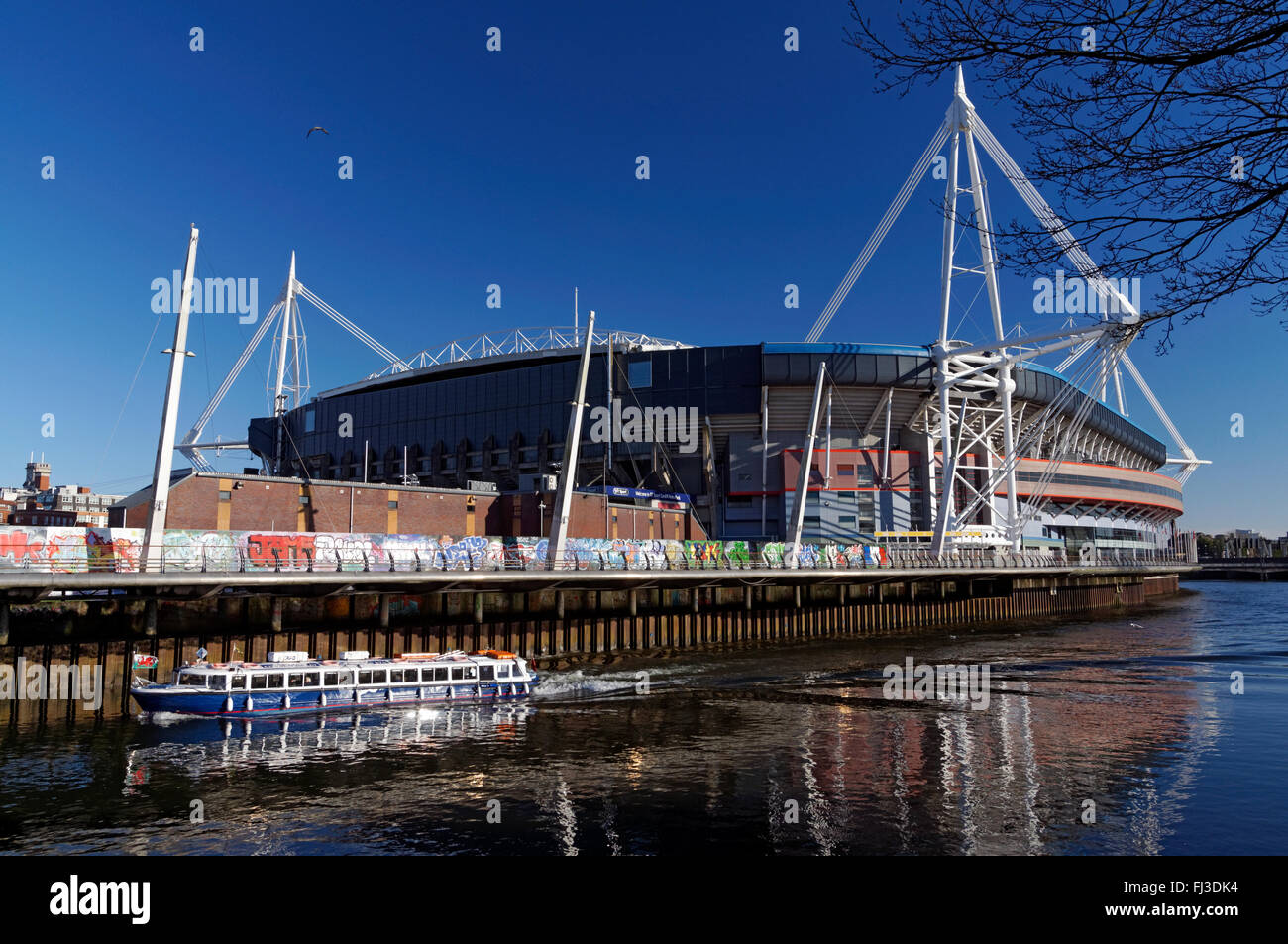 Millennium Stadium et Aqua Bus, Cardiff, Pays de Galles. Banque D'Images