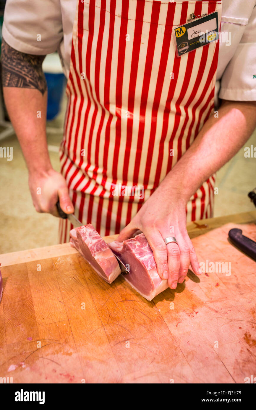 Portrait d'un boucher hacher la viande sur une planche à découper Banque D'Images