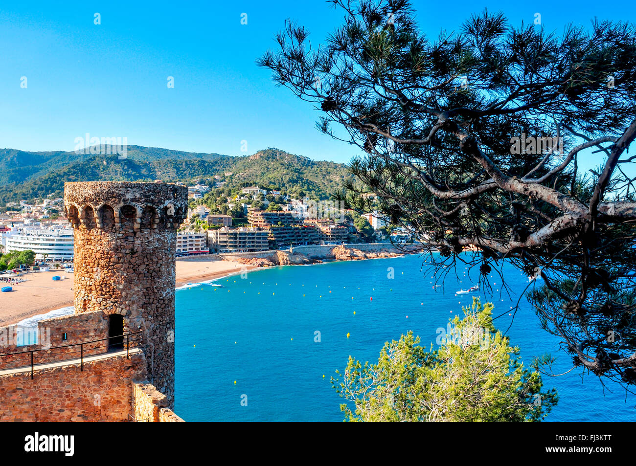 Une vue sur les murs et tours de la Vila Vella, la vieille ville, de Tossa de Mar, Espagne avec la plage Platja Gran de l'Background Banque D'Images