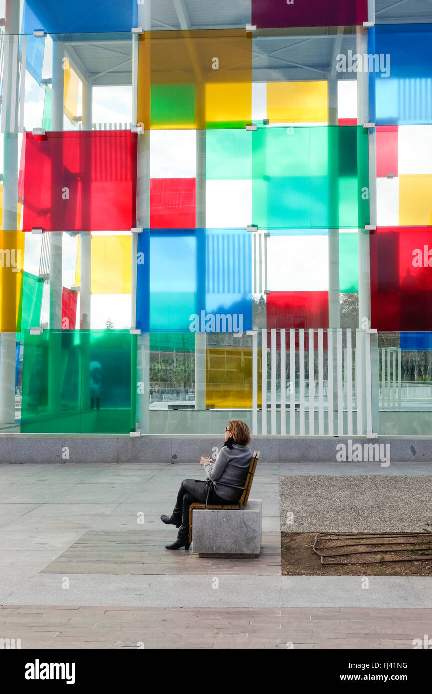 Femme assise au Centre Pompidou Malaga, le Centre Pompidou, le cube, le message de musée, Malaga, Andalousie, espagne. Banque D'Images