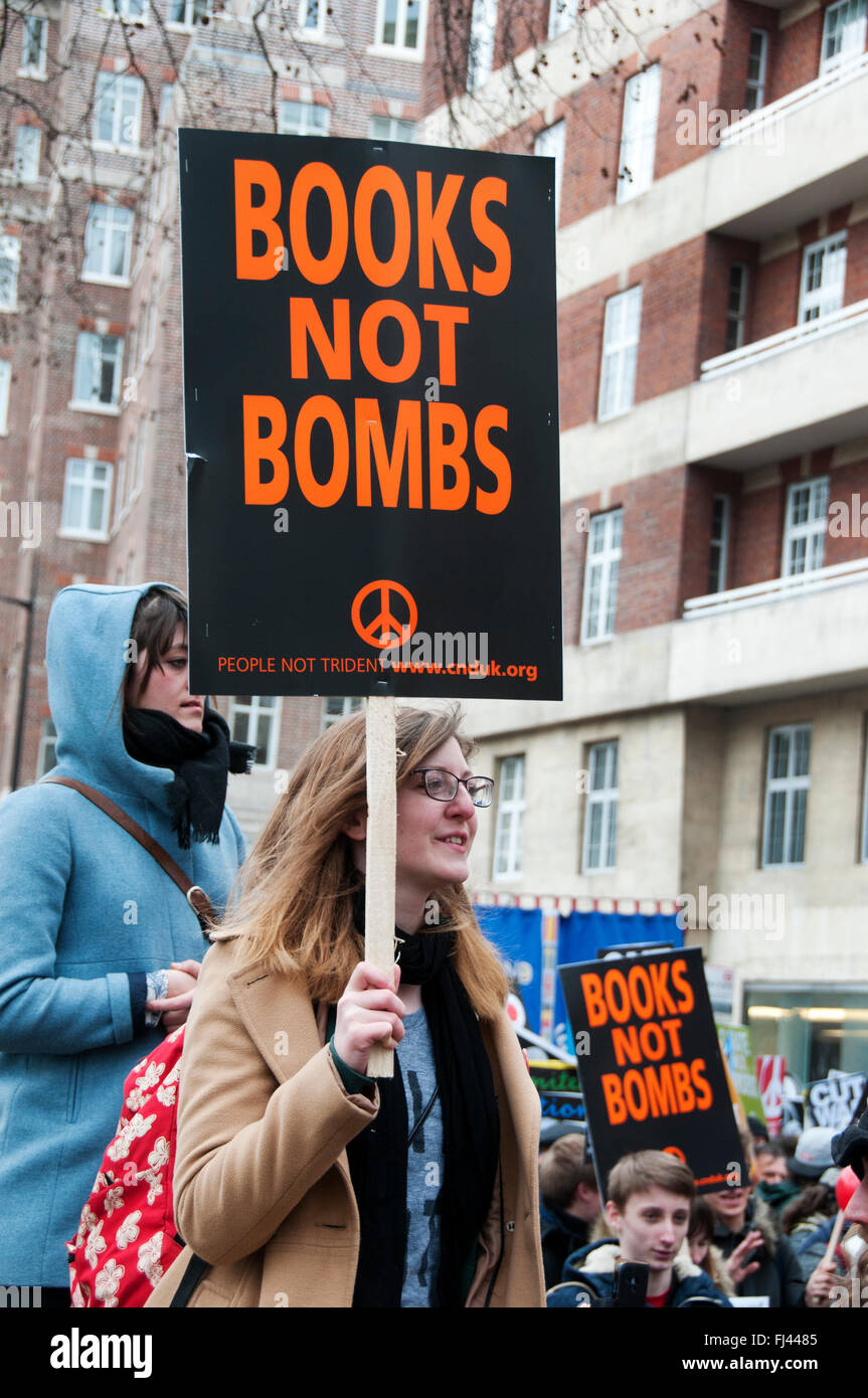 Trident Stop Manifestation organisée par la CND. Une femme tient une pancarte disant "des livres, pas des bombes". Banque D'Images