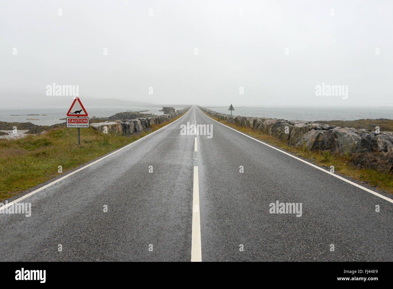 Causeway Route de South Uist à Eriskay à partir de l'Uist fin sur un jour gris. Hébrides extérieures, en Écosse Banque D'Images