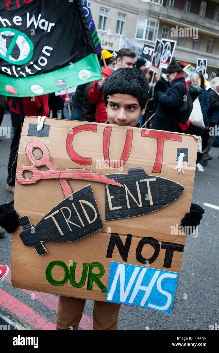 Trident Stop Manifestation organisée par la CND. Un jeune garçon tient une pancarte disant 'NHS' pas trident. Banque D'Images