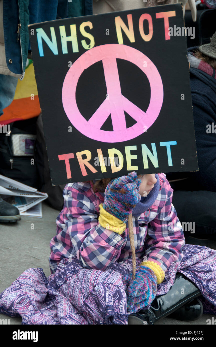 Manifestation contre trident organisé par la CND. . Une jeune fille tient une pancarte disant 'NHS Trident pas Banque D'Images