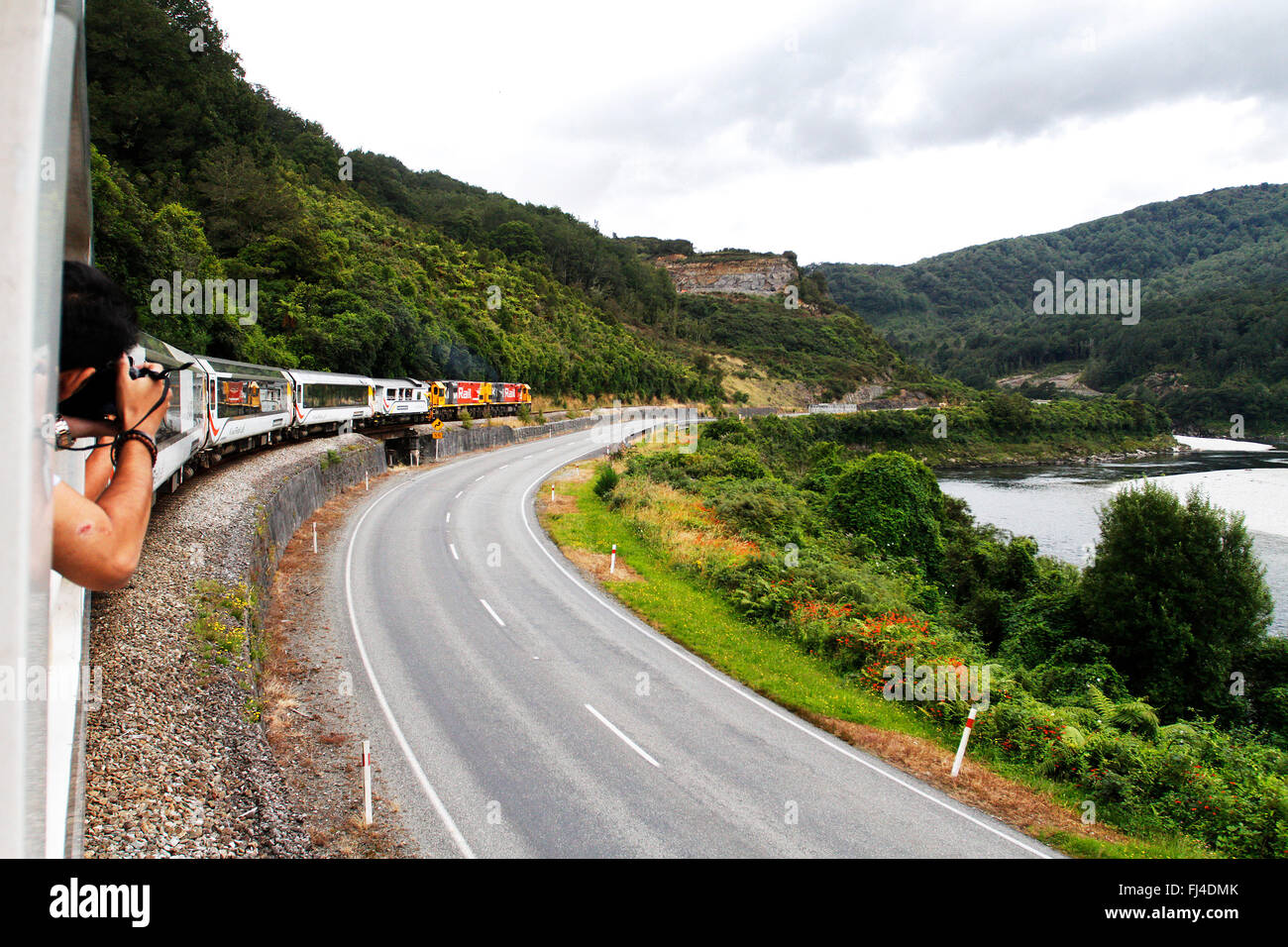 Une route parallèle à la train TranzAlpine en île du Sud, Nouvelle-Zélande Banque D'Images