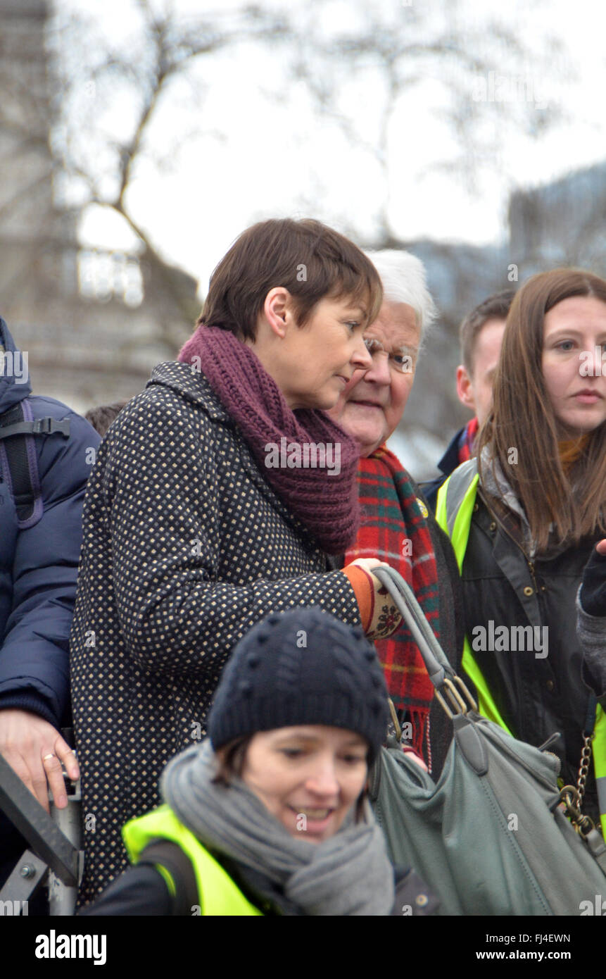 Londres, Royaume-Uni, 27 février 2016, Caroline Lucas Parti Vert MP et Bruce Kent vice-président de la CND sur la base de la Colonne Nelson à Trafalgar Square. CND Campagne pour le désarmement nucléaire Trident Stop se termine à Trafalar Mars Square. C'est la plus grande manifestation anti-nucléaire depuis une décennie. Banque D'Images