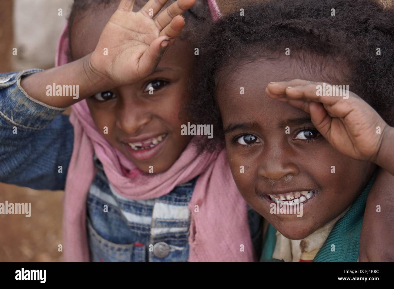 Deux jeunes filles en regardant les étrangers Banque D'Images