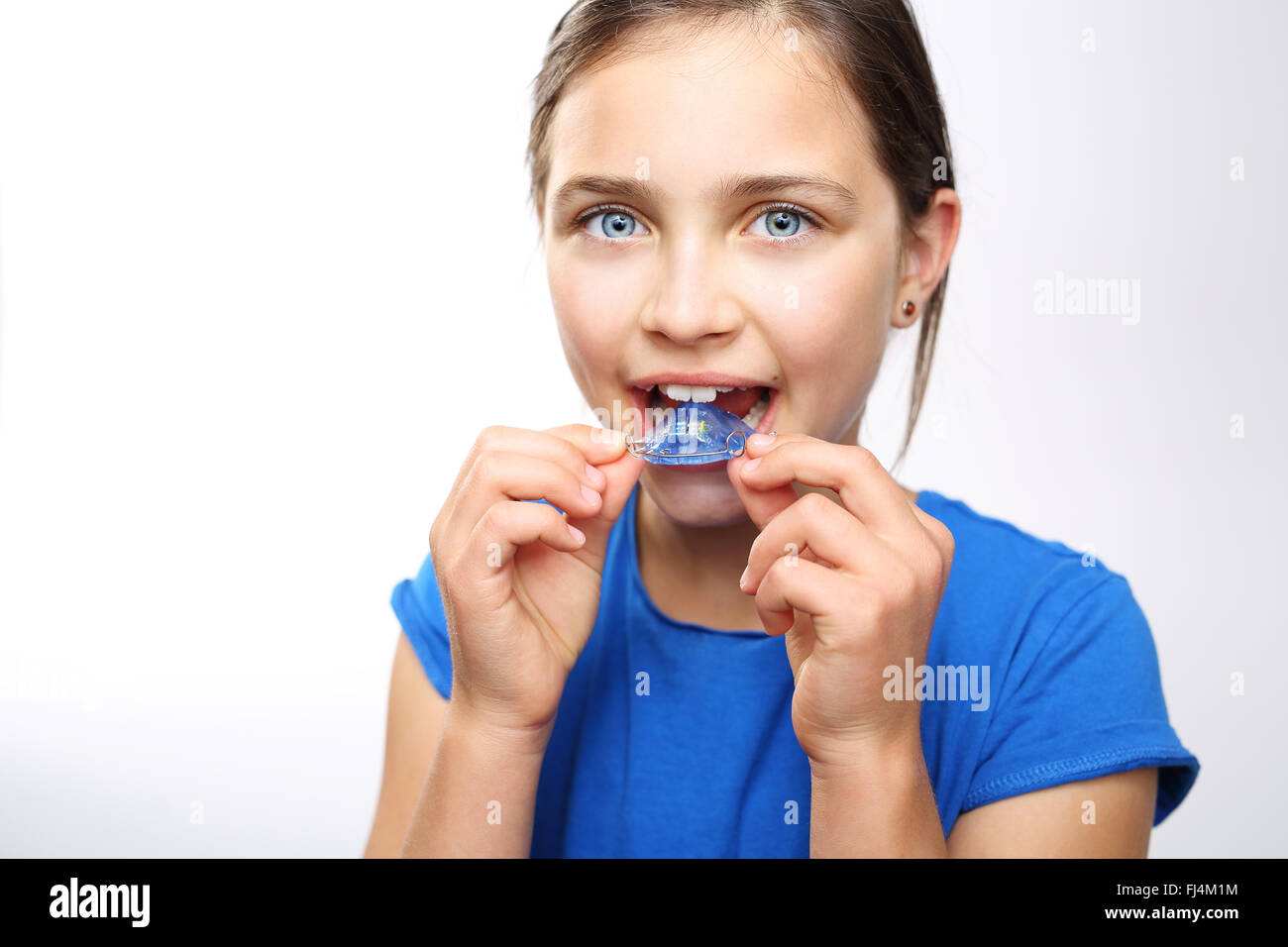 Portrait d'une petite fille avec appareil orthodontique . Jolie fille avec appareil orthodontique de couleur . Banque D'Images