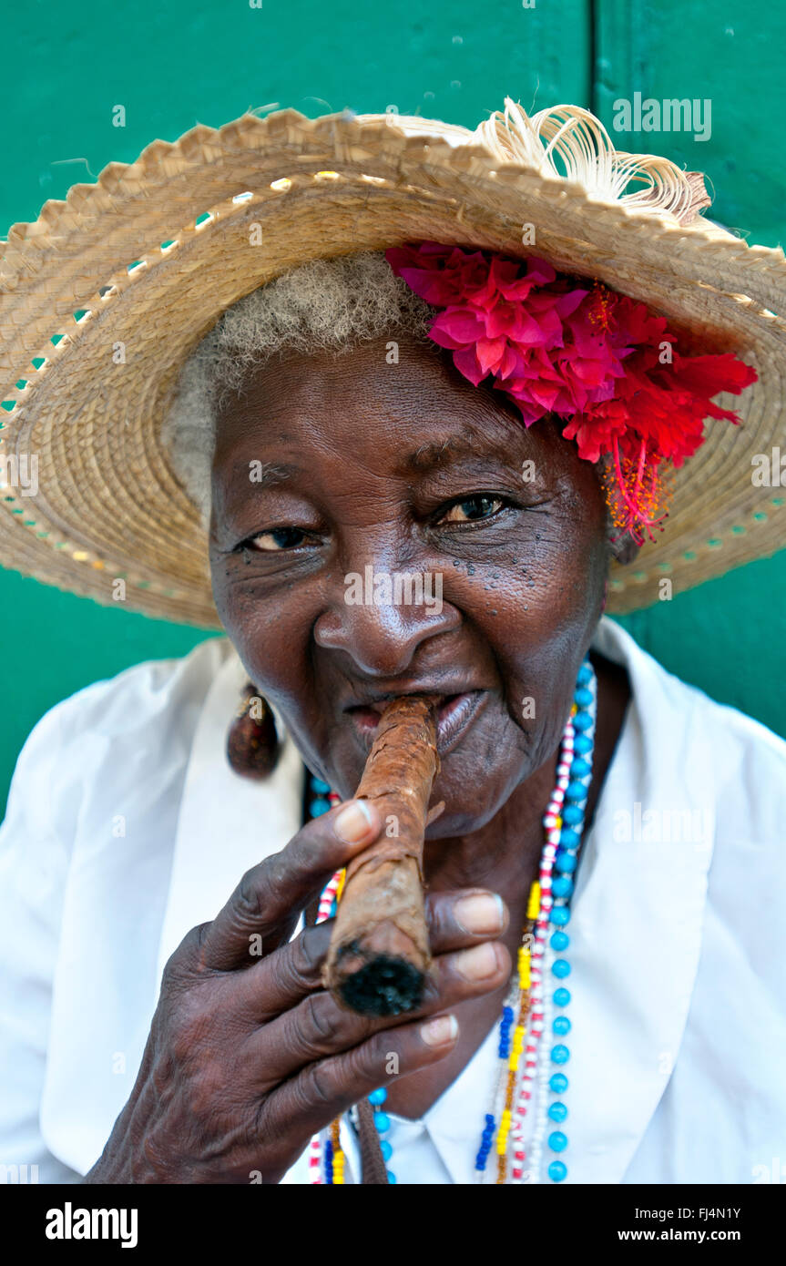 Femme âgée avec cigare, la Havane, Cuba Banque D'Images