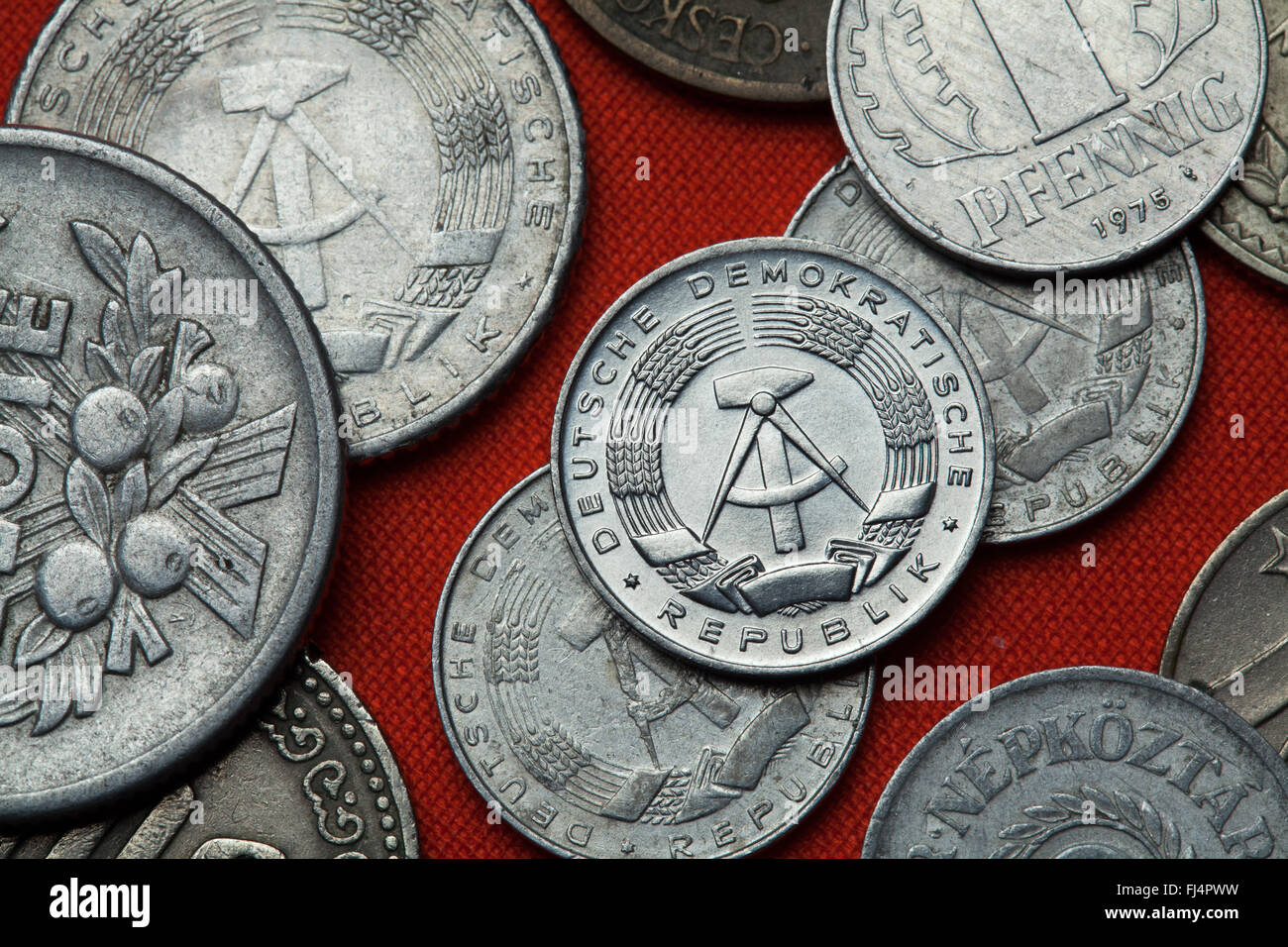 Coins de l'Allemagne de l'Est. Armoiries de la République démocratique allemande représentée dans l'Allemagne de l'est une pièce de pfennig (1968). Banque D'Images