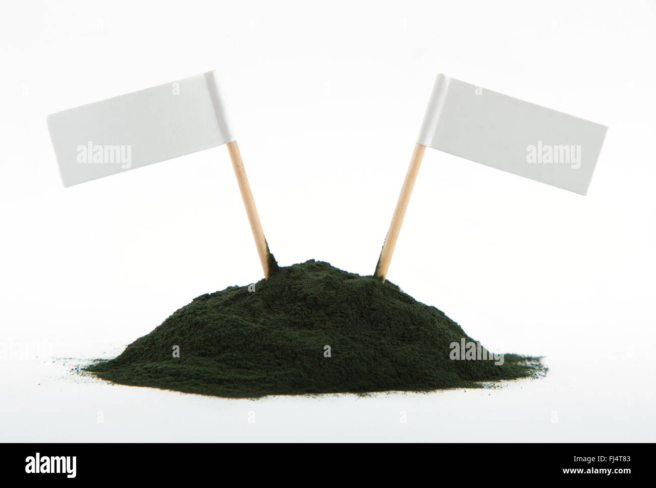 La spiruline en poudre isolé sur fond blanc Banque D'Images