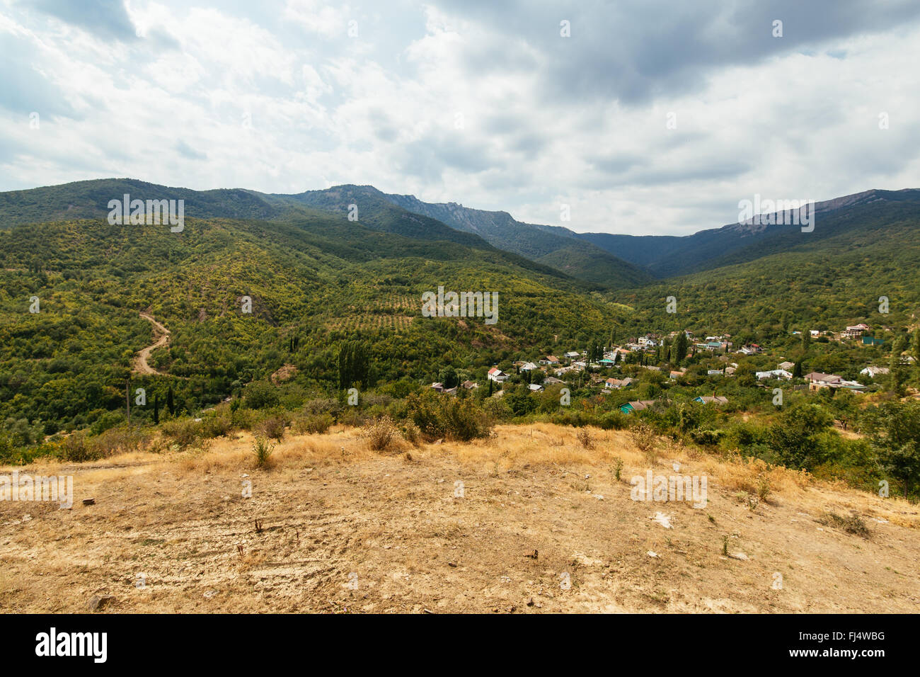 Le village est dans une région vallonnée. La Crimée, la Russie Banque D'Images