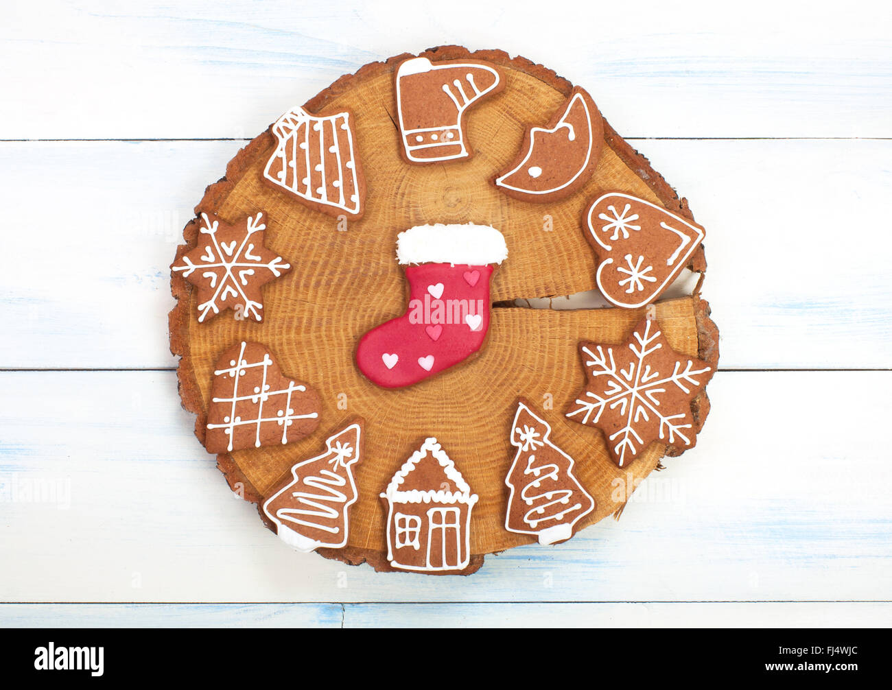 Noël fait maison gingerbread disposées en cercle sur le tronc Banque D'Images