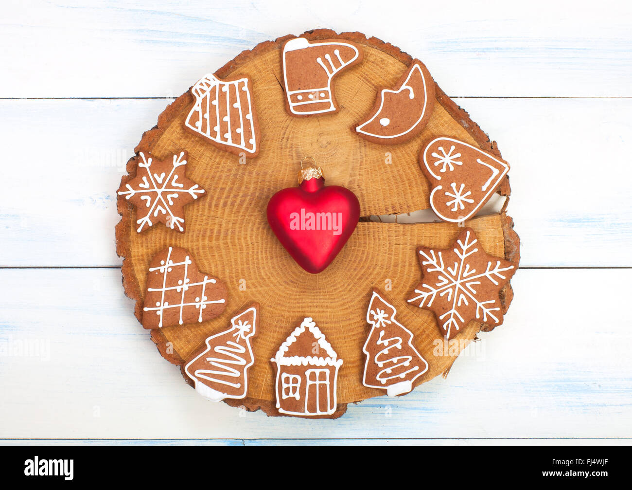 Noël fait maison gingerbread disposées en cercle sur le tronc Banque D'Images