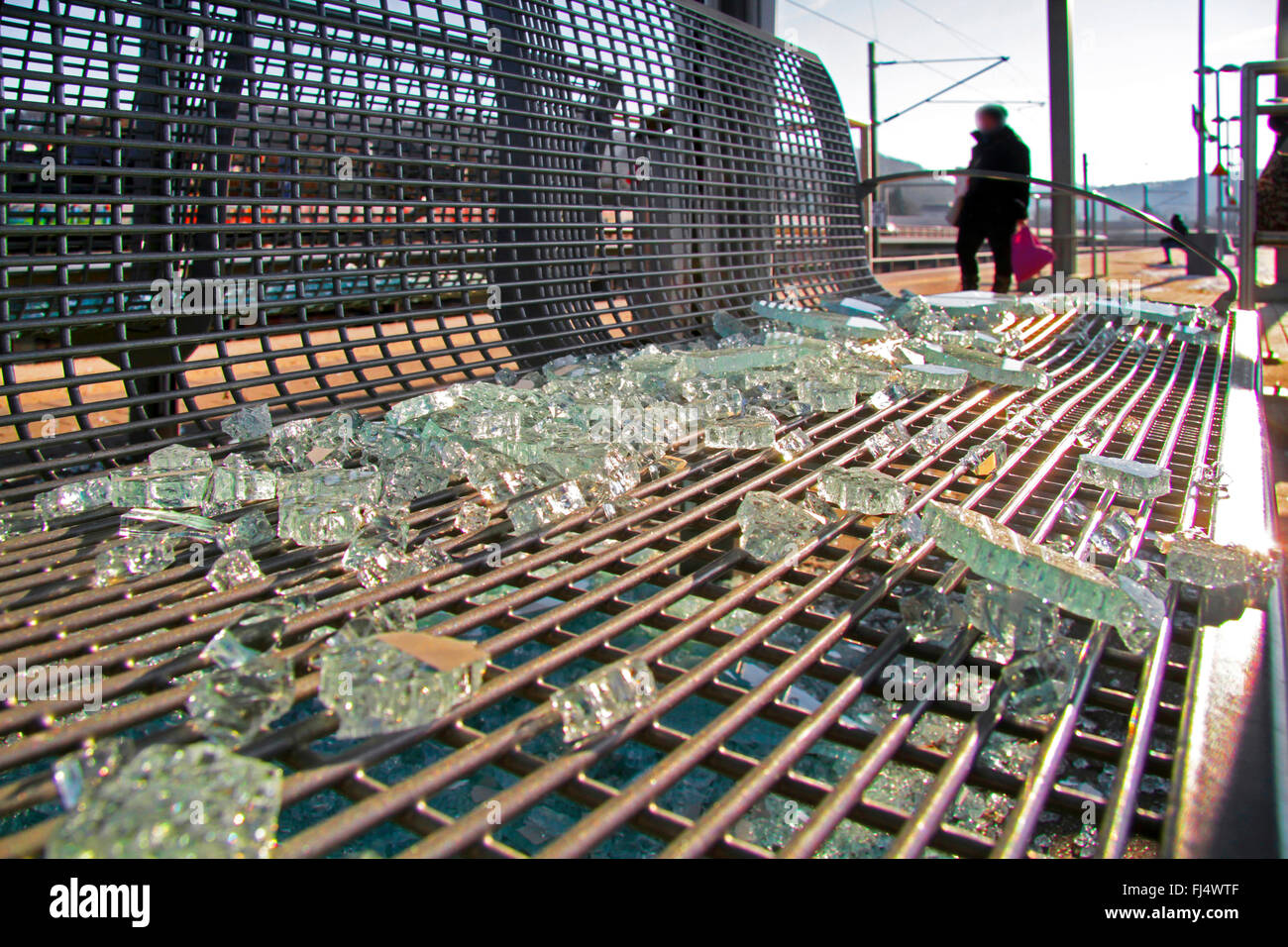 Morceaux de verre cassé sur un banc d'une plate-forme du train, le vandalisme, Allemagne Banque D'Images
