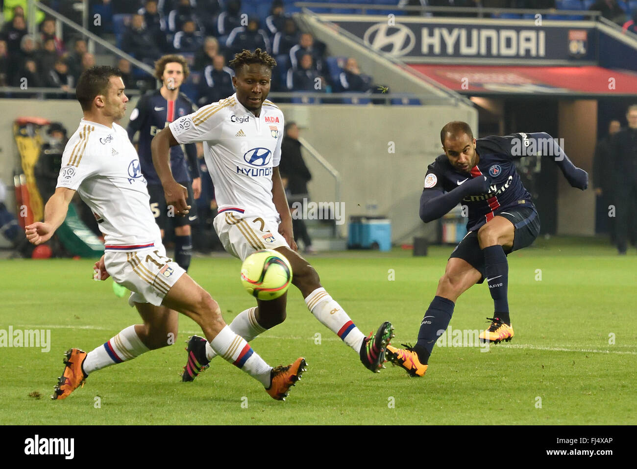 Lyon, France. 28 Février, 2016. Ligue 1 française de football. Olympique Lyon contre Paris St Germain. Jeremy Morel et Mapou Yanga Mbiwa (Lyon) ne peut pas empêcher l'objectif de LUCAS MOURA (PSG) © Plus Sport Action/Alamy Live News Banque D'Images