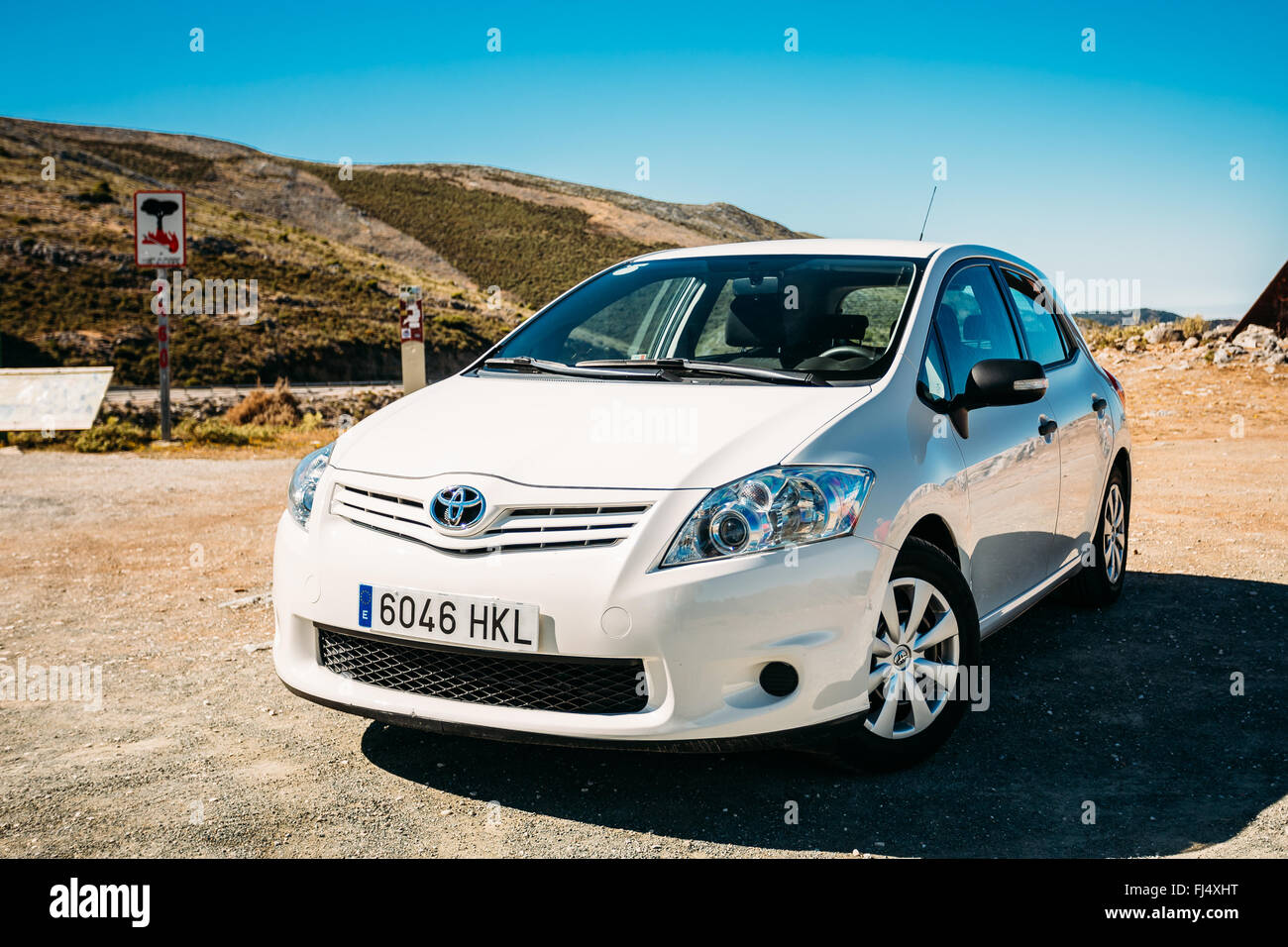 Couleur blanc voiture Toyota Auris sur l'Espagne nature paysage. La Toyota Auris est une berline compacte dérivée de la Toyota Corolla Banque D'Images