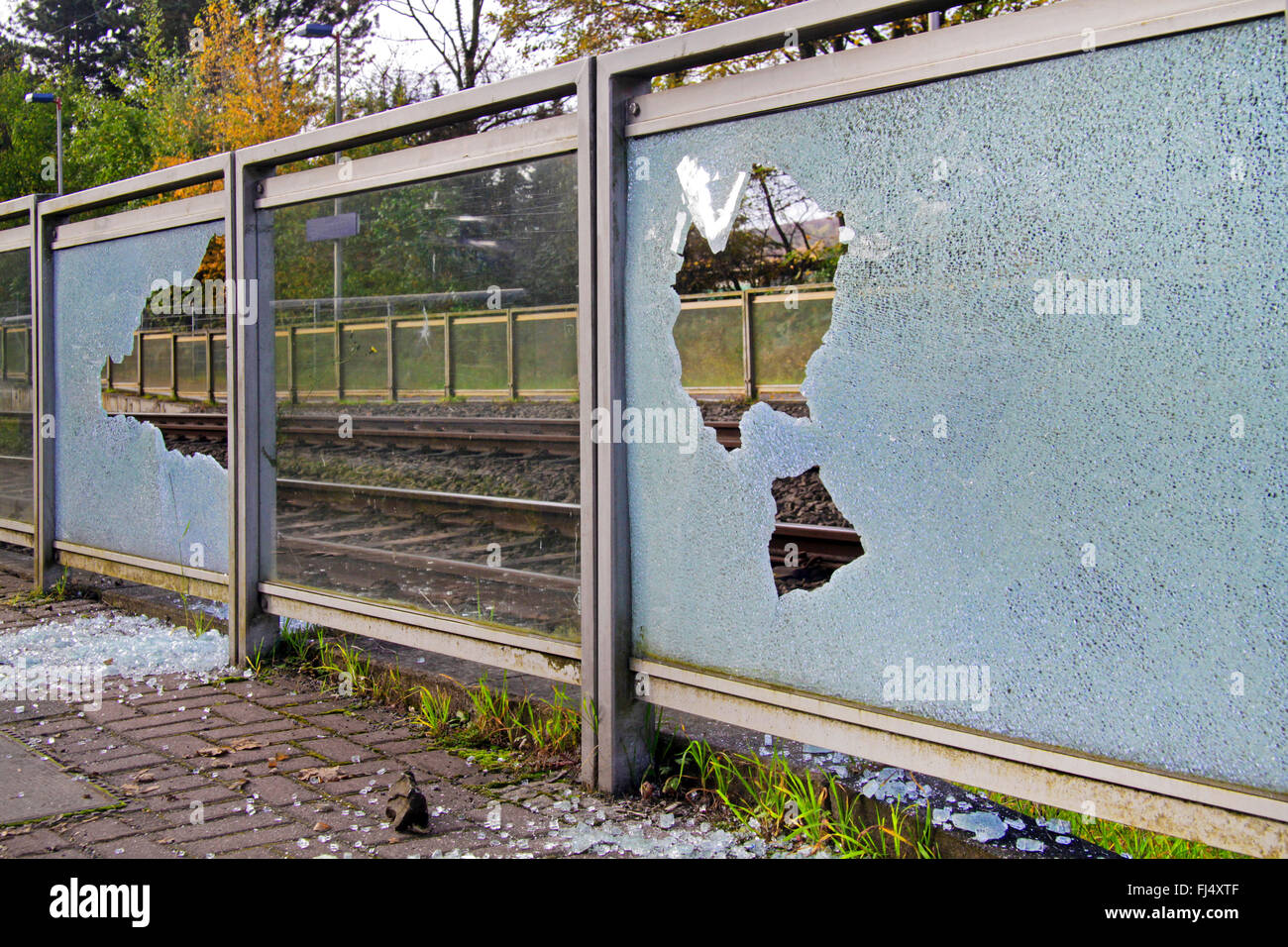 Bris de verre causés par le vandalisme dans une gare, Allemagne Banque D'Images