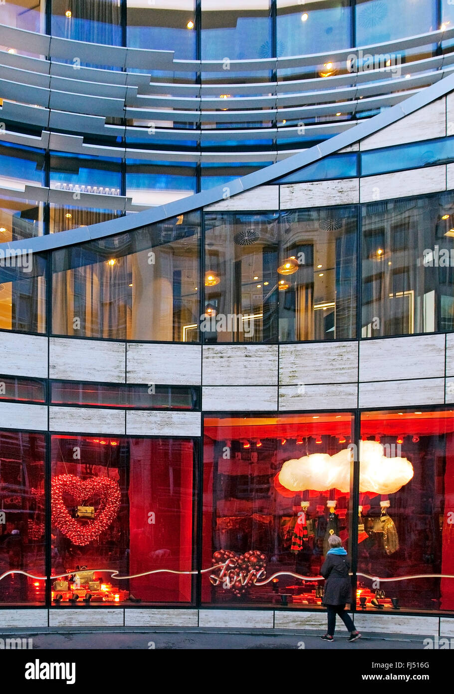 Fenêtre d'affichage avec décoration de Noël d'Koe-Bogen complexe du bâtiment, de l'Allemagne, en Rhénanie du Nord-Westphalie, Duesseldorf Banque D'Images