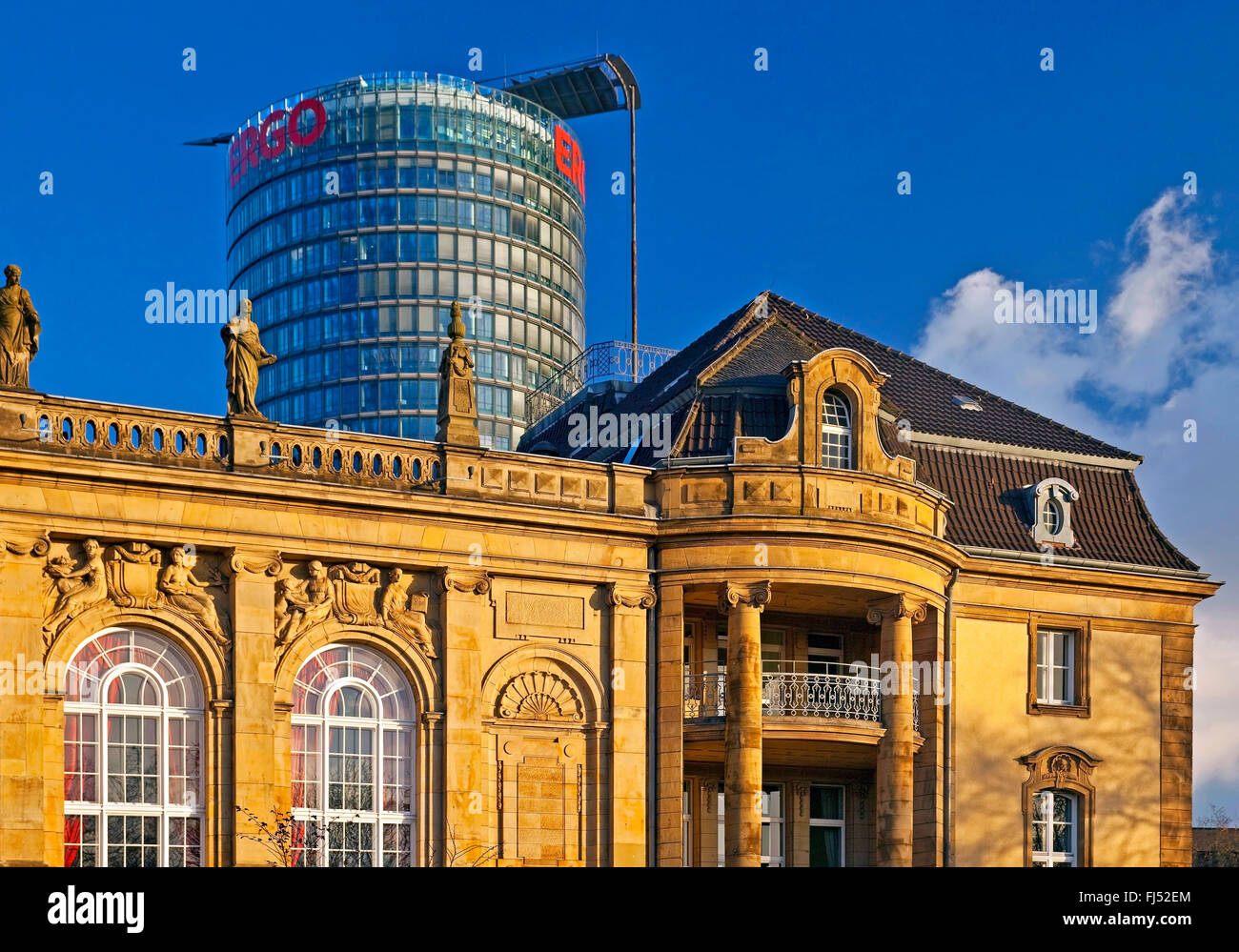 Siège du gouvernement du district et Ergo office tower, l'Allemagne, en Rhénanie du Nord-Westphalie, Duesseldorf Banque D'Images