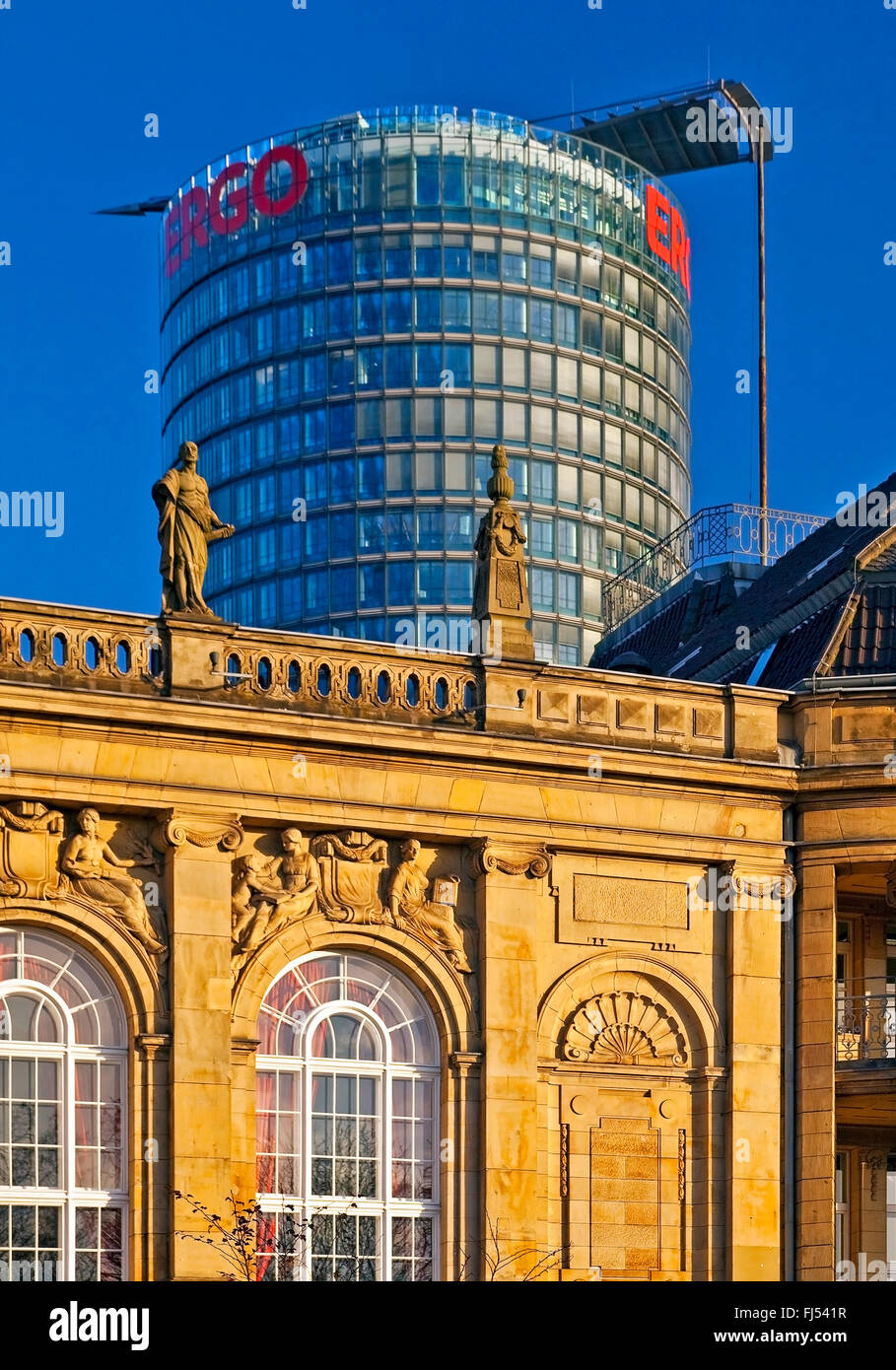 Siège du gouvernement du district et Ergo office tower, l'Allemagne, en Rhénanie du Nord-Westphalie, Duesseldorf Banque D'Images