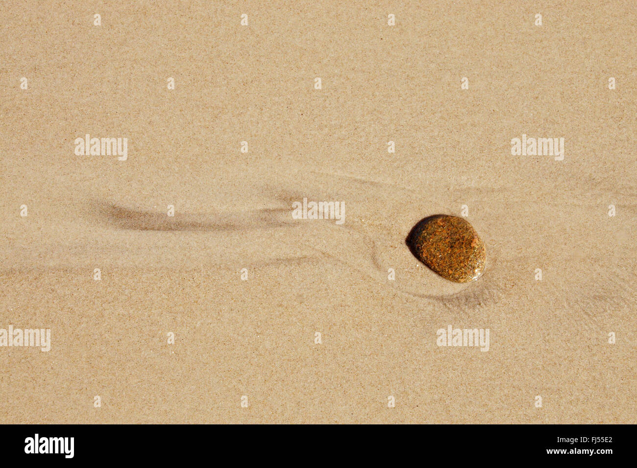 Seul pierre sur une plage de sable, Danemark Banque D'Images