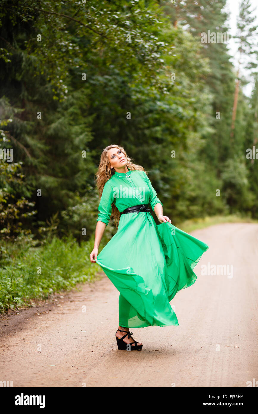 Femme en robe verte Banque de photographies et d'images à haute résolution  - Alamy