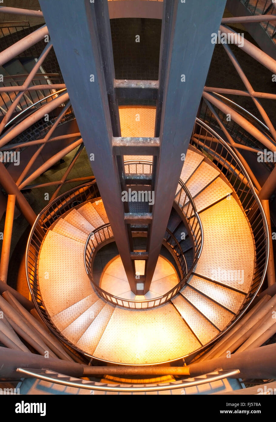 Escalier en spirale à la station de métro Reinoldikirche, Allemagne, Rhénanie du Nord-Westphalie, Ruhr, Dortmund Banque D'Images