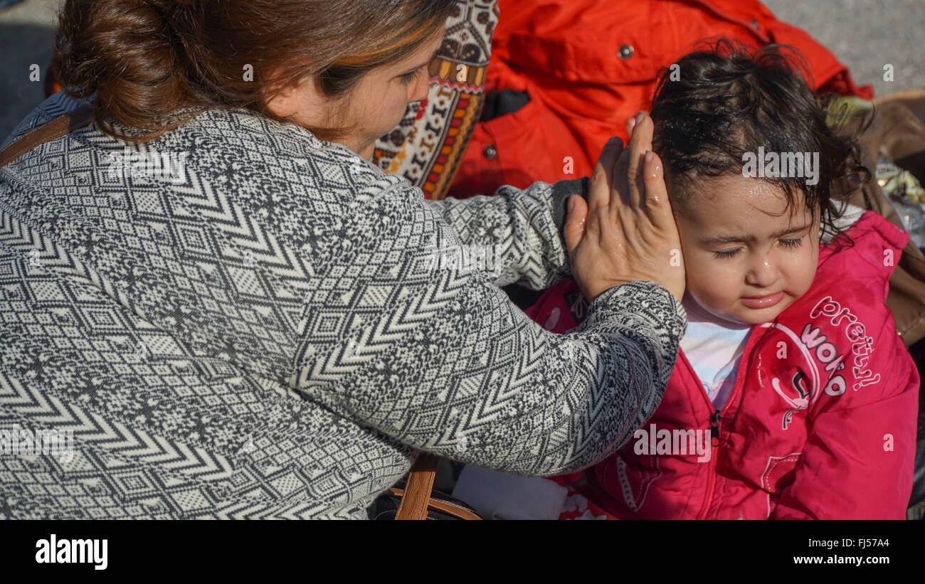 Lesbos, Grèce - 10 octobre 2015 : les réfugiés dans la Moria camp près de Mytilene. Mère lave le fille. Banque D'Images
