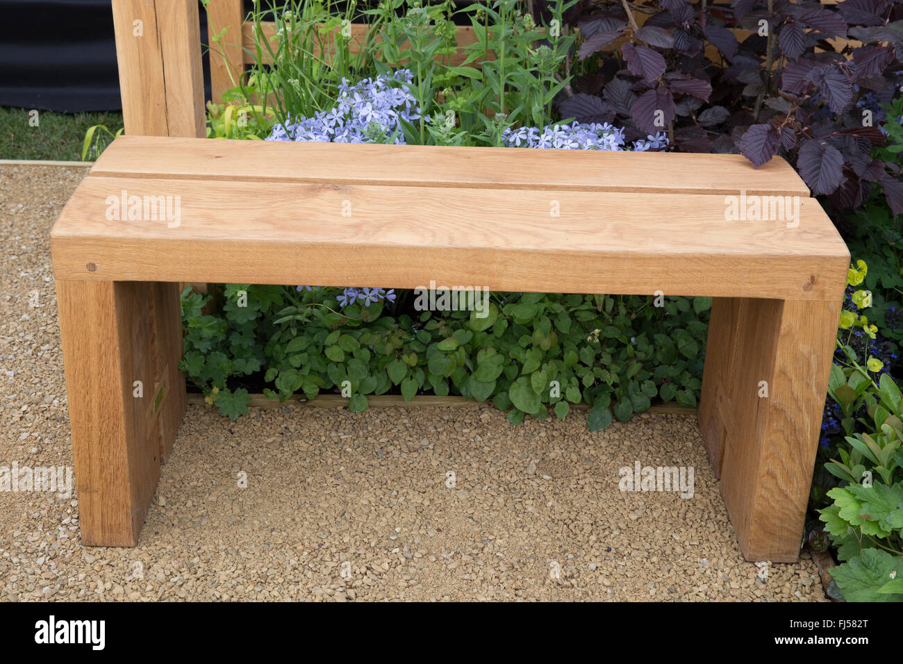 Petit banc de jardin Photo Stock - Alamy