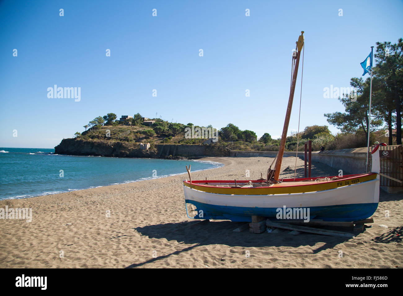 Un vieux bateau en bois sur la plage d'Plage de Paulilles , sud de la France. Banque D'Images