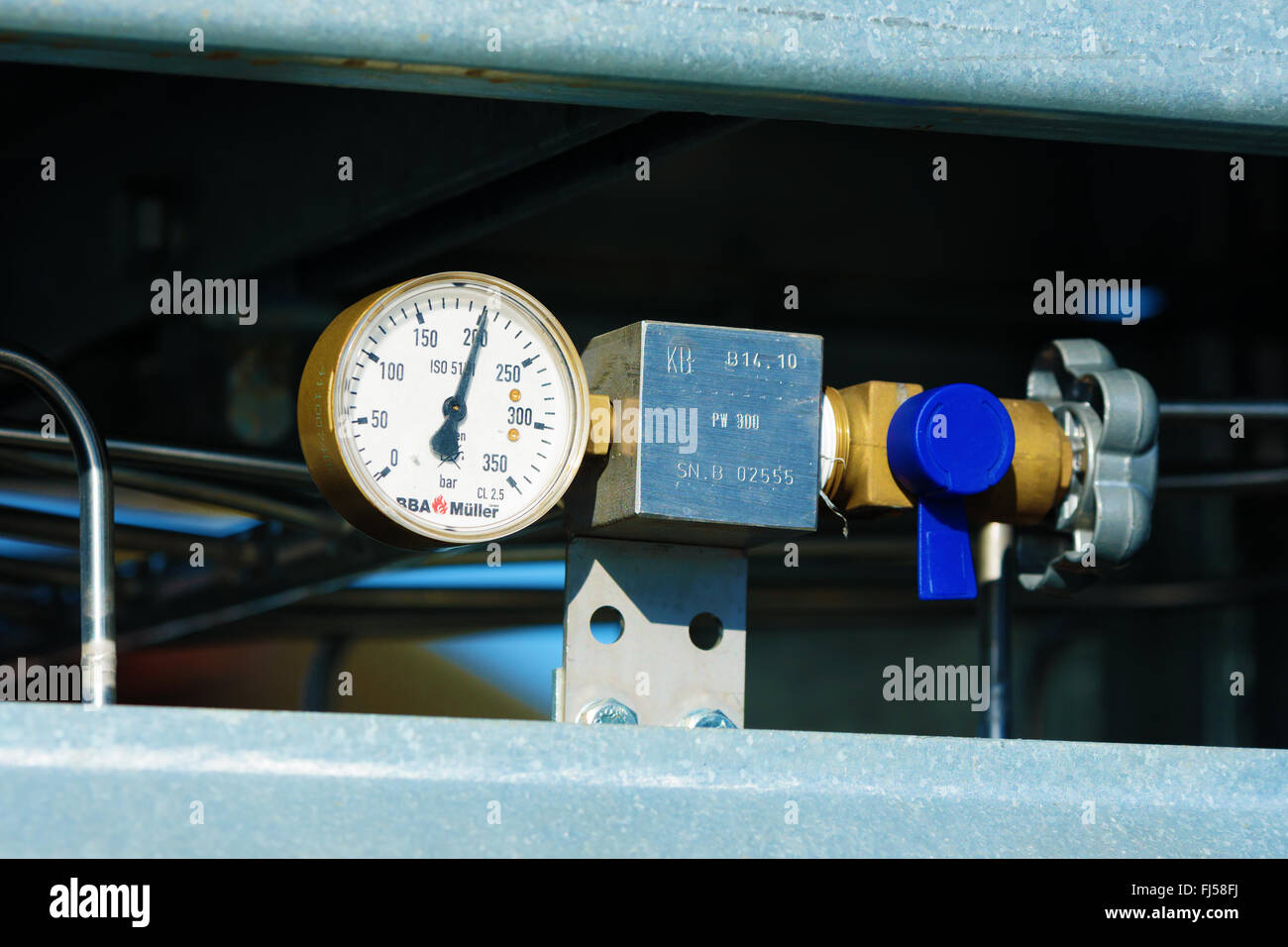 Ronneby, Suède - 26 Février 2016 : Régulateur de débit haute pression en cours d'utilisation. Montre cadran 200 bar de pression. Banque D'Images