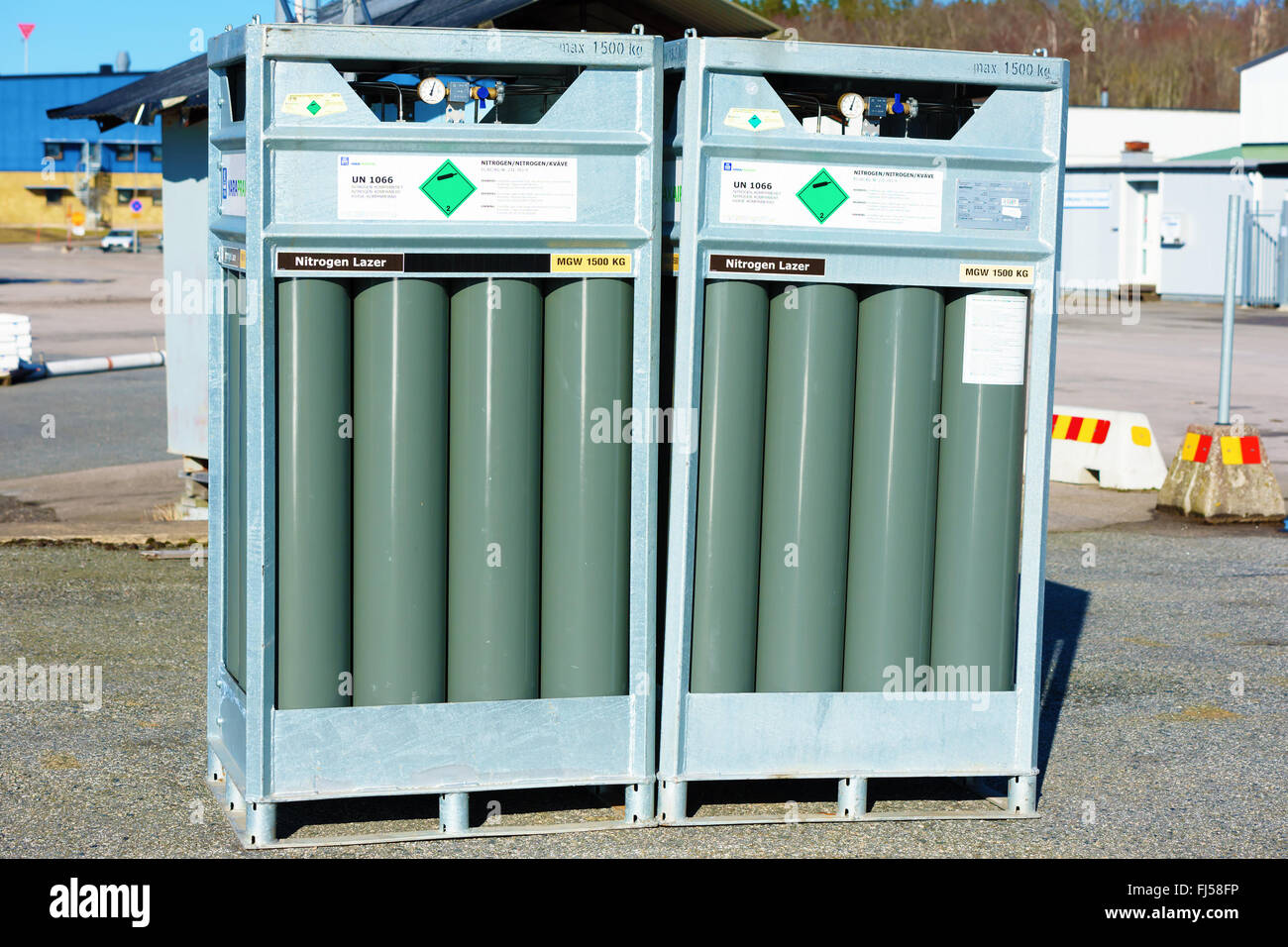 Ronneby, Suède - 26 Février 2016 : palettes métalliques tubes avec de l'azote gazeux en attente d'être transportées. Banque D'Images