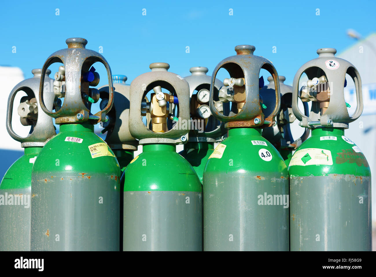 Ronneby, Suède - 26 Février 2016 : les tubes à gaz rempli de gaz d'argon. Régulateurs de débit et les capuchons sont attachés à la tu Banque D'Images