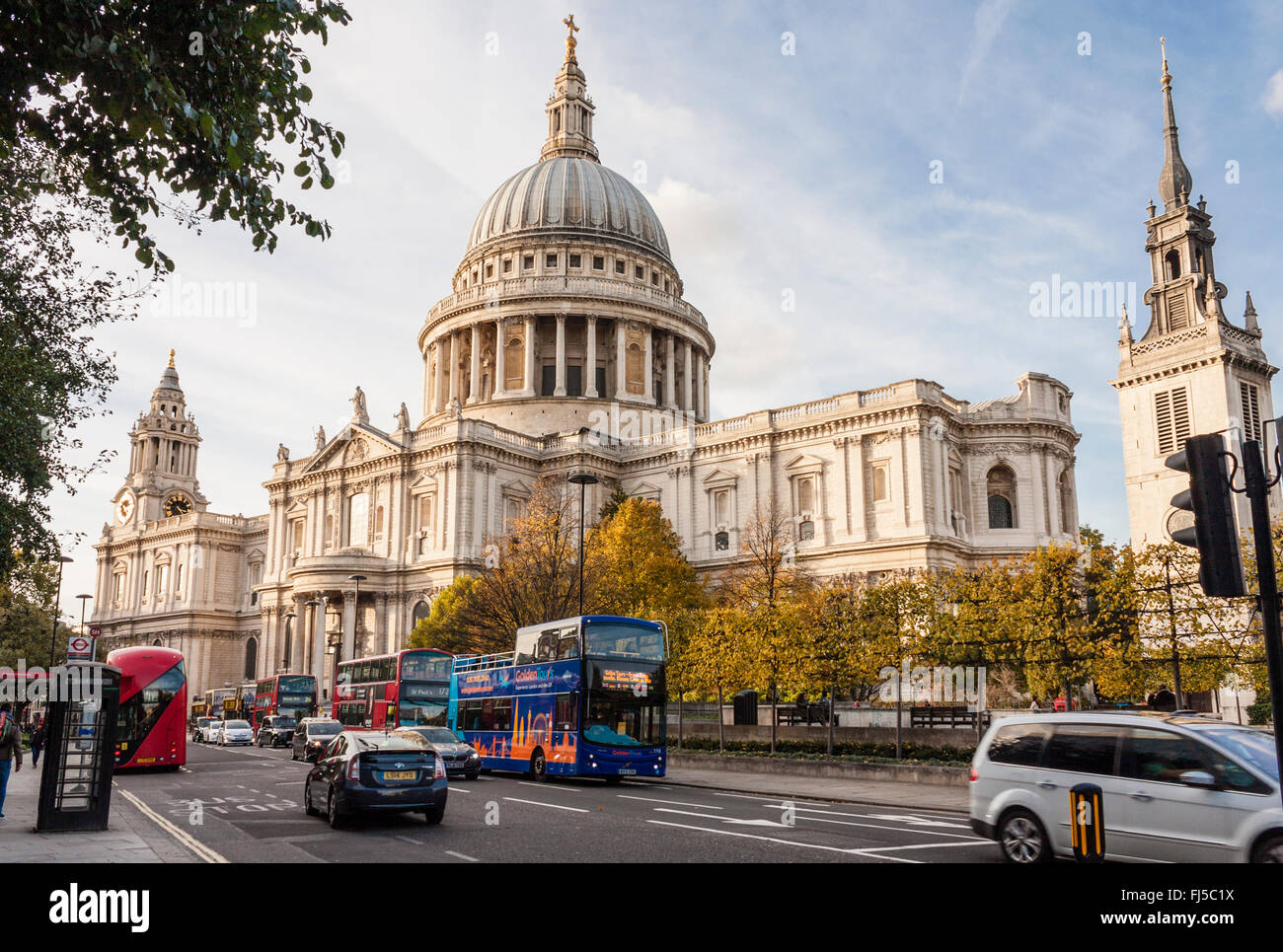 Bus touristique passe devant la Cathédrale St Paul, London, England, GB, au Royaume-Uni. Banque D'Images